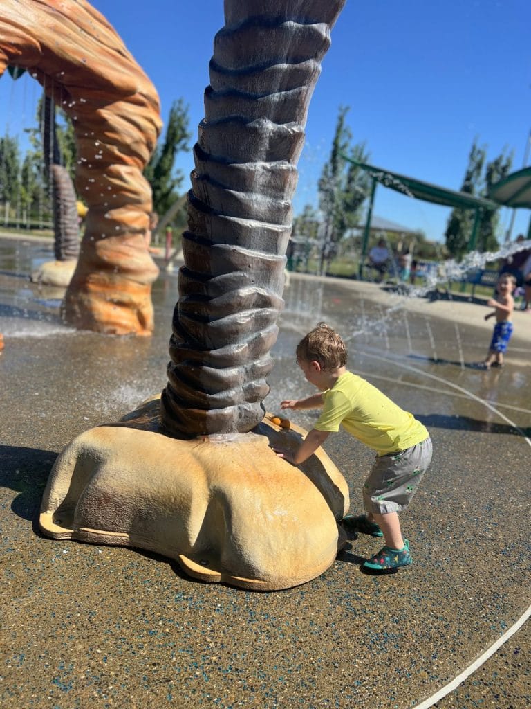 12 Splash Pads in Elk Grove for Kids: Oasis Park