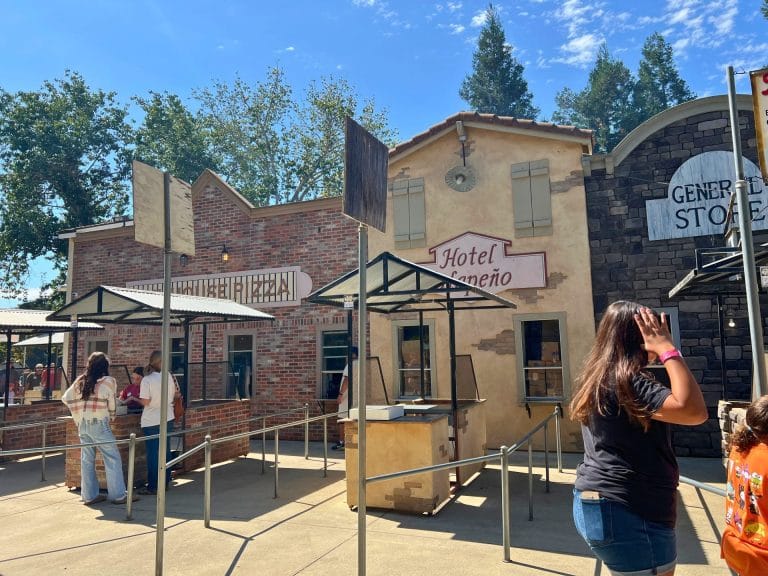 Bishop's Pumpkin Farm: Food Options at Pigadelli Square